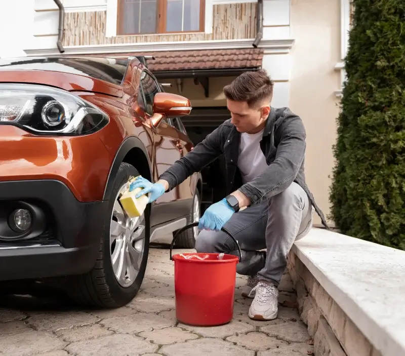 Lavage auto à domicile Thiel-sur-Acolin : professionnel intervenant sur un véhicule